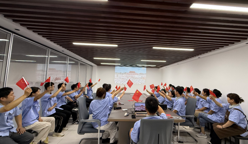 九三閱兵展現(xiàn)強(qiáng)軍風(fēng)采，全體員工共抒家國(guó)情懷